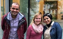 Rasha und Ayman mit Beraterin Isabel vor dem Welcome Center Region Rostock