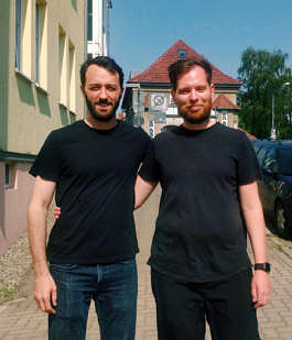 Tim and Paul in front of the hepster-office